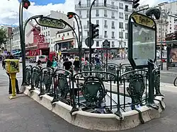 Station der Métro Blanche, direkt am Platz