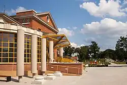 Eingang zum neuen Museumsgebäude mit der Dauerausstellung