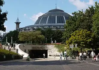 Der Eingang (Porte du Jour) zum Forum des Halles mit der Pariser Börse und der Colonne Médicis im Hintergrund.