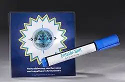 Gegen den Strich Der Barcode-Verschwörung zufolge geben Scancodes auf Produkten negative Energien ab, mit deren Hilfe eine „geheime Regierung“ sukzessive die Weltbevölkerung reduzieren will. Hilfsmittel wie dieser Entstör-Stift sollen die gekauften Produkte neutralisieren und den Code unschädlich machen. Entstör-Stift für Barcodes Stiftung Kloster Dalheim. LWL-Landesmuseum für Klosterkultur. Foto: LWL/Ansgar Hoffmann, www.hoffmannfoto.de