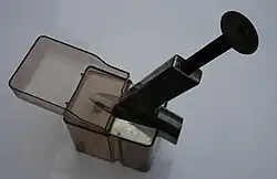 Automatik-Entsteiner mit Vorratsbehälter für die Früchte (links) und Auffangbehälter für die Kerne (unten)