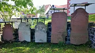 Epitaphien unterhalb der Kirche