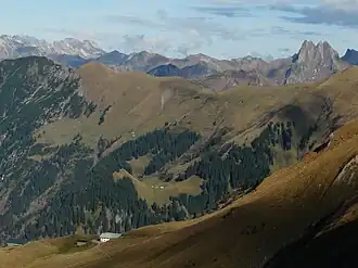Blick über die Enzianhütte zum Schmalhorn (von links der erste Grasberggipfel), davor der Einödsberg. Im Hintergrund rechts die Höfats