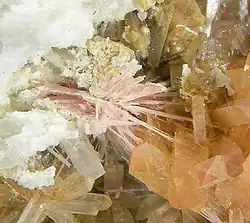 Eosphorit (prismatisch orange) und Väyrynenit (nadelig rosa) aus Chamachhu am Haramosh, Nordgebiete, Pakistan (Gesamtgröße: 4,1&nbsp;cm&nbsp;×&nbsp;2,7&nbsp;cm&nbsp;×&nbsp;2,6&nbsp;cm)