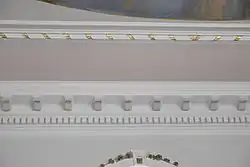 Gesims und Würfelfries