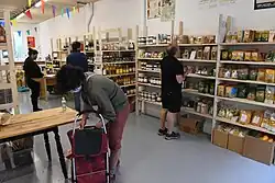 Foto eines Räumen mit Regalen voller Lebensmittel