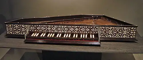 Polygonales italienisches Virginal von Portalupi, 1523. Paris, Musée de la musique. Dies ist das früheste erhaltene Virginal.
