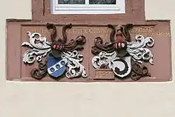 Wappen von Peter Echter und Gertrud, geb. von Adelsheim, am Hof der Familie in Erbach