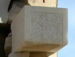 Bild 4. Sonderfall: Steinquader mit eingetieftem Spiegel und Randschlag (Anathyrose).