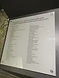 Erste Tafel mit Namen von Bombentoten