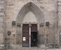 Das Hauptportal der Kirche