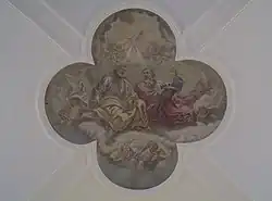 Deckenfresko in der Vierung 2002 (links) und 2016 (rechts): Das Deckenfresko wurde ebenfalls dem schlichten Stil der Kirche angeglichen und hat durch das Überziehen mit einem Grauschleier seine farbenfrohe, barocke Erscheinung verloren.