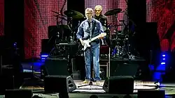 Clapton mit Drummer Steve Gadd (hinten)