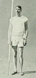 Eric Lemming wurde ab 1908 in der neu eingeführten Disziplin Speerwurf dreifacher Olympiasieger und belegte hier den geteilten vierten Rang im&nbsp;Stabhochsprung