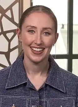 Jo Hartley verkörpert die Lehrerin Mrs. Fenumore, Erin Doherty die Psychologin Briony Ariston.