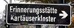 Die Erinnerungsstätte befindet sich im Kartäuser-Park an der Unterrather Straße.