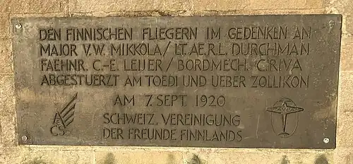 Gedenktafel in Zollikon an der Ufermauer vor der Absturzstelle
