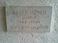 Erinnerungstafel an Dorflehrer Oskar Huber neben dem Portal