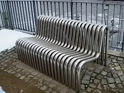 Mit Abwärme beheizte Bank