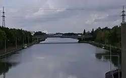 Blick auf Stromtrasse, A 3, Sportboot und Langer Johann