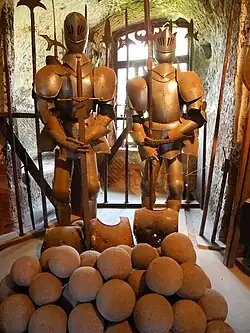 Rüstungen und Kanonen­kugeln