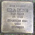 Erna Bezen vor dem Winterhuder Weg 86