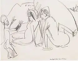 Zwei Frauen und Skulptur am Strand