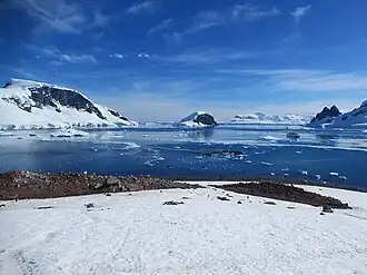 Blick von Danco Island in den Errera-Kanal mit der Rongé-Insel (links), Cuverville Island (Mitte) und der Arctowski-Halbinsel (rechts)