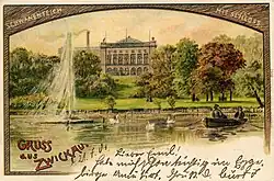 Postkarte: „Schwanenteich mit Schloss. Gruss aus Zwickau“, außerdem drei unleserliche handgeschriebene Zeilen. Im Vordergrund befindet sich wieder der Teich mit Schwänen, einem Ruderboot und auf der linken Seite die Fontäne, der Strahl fällt nach leicht nach links, was auf Wind von rechts schließen lässt. Im Hintergrund wieder das Schloss vor und zwischen grünem Bewuchs (Wiese, Bäume).