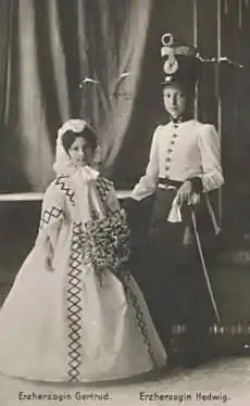 Erzherzoginnen Gertrud (links) und Hedwig in Kostümen (1908)