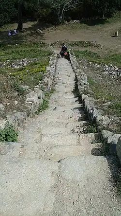 Treppe auf den Tumulus