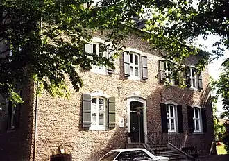 Fassade und Haupteingang des Broicher Hofs