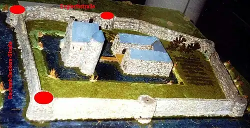 Modell der Eschweiler Burg im 14.&nbsp;Jh. Die heutigen Straßen und drei verbleibenden Türme sind rot markiert.