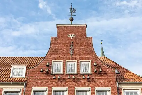 Geknickter Schweifgiebel mit konkaven Einziehungen und geradem Abschluss, 1957 (Esens)