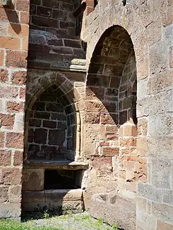 Zwei Grabnischen in der Außenmauer