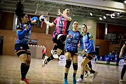 Esperanza López beim Wurf in einem Spiel gegen Bera Bera.