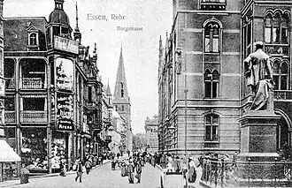 1908: Blick von der Marktkirche nach Süden, rechts das alte Rathaus, davor das Alfred-Krupp-Denkmal, hinten die Kirche St.&nbsp;Johann Baptist