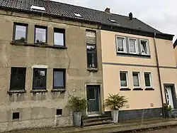 An der Graudenzstraße findet man Häuser aus der zweiten Bauphase. Hier bemerkenswert sind die hohen vertikalen Fenster im Treppenhaus.