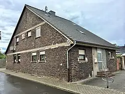 Die breiten Häuser am Platz Knappenstraße und Hegehofs Wiese sind noch weitgehend im Originalzustand. Hier kann man am Giebel individuelle Ornamente sehen.