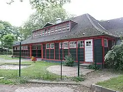 Jugendhalle, 1914, von Schreiterer & Below,[34] heute denkmalgeschützte Jugendhalle in Essen-Schonnebeck[35]