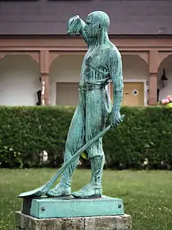 Skulptur eines Gießereiarbeiters am Gußmannplatz (Nordseite)