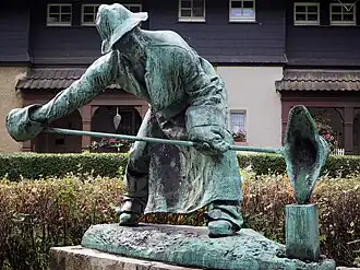 Skulptur eines Gießereiarbeiters am Gußmannplatz (Südseite)