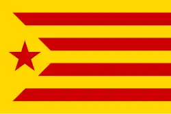 Estelada Groga, eine der Fahnen, die für die Unabhängigkeit Kataloniens werben und sich für ein unabhängiges sozialistisches Katalonien einsetzen