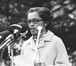 Esther Cooper Jackson spricht auf einer Großveranstaltung im Jahr 1968