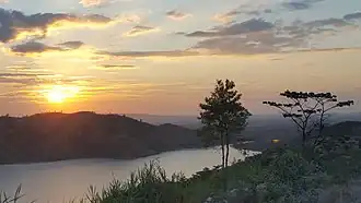 Der See Étang Lachaux in der Gemeinde Camp-Perrin