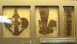 Zwei-lappige Pfeil-Platten aus Etowah. Flache Kupferartefakte mit ausgeformten Seitenteilen.