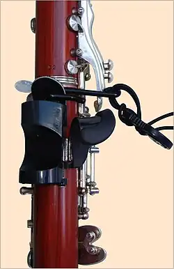 Ergonomischer Daumenhalter Étude, mit gelochtem Lederstreifen für Tragegurt