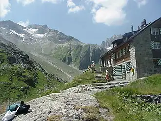 Etzlihütte mit Nordostseite des Piz Giuv mit Firn links oben und Sunnig Wichel rechts davon über der Hütte