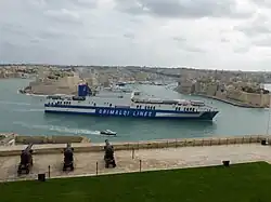 Ausblick über den Grand Harbour; links das Fort St. Angelo in Vittoriosa, rechts Senglea