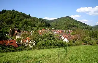 Presten (rechts im Bild), im Vordergrund das Siedlungsgebiet von Eußerthal